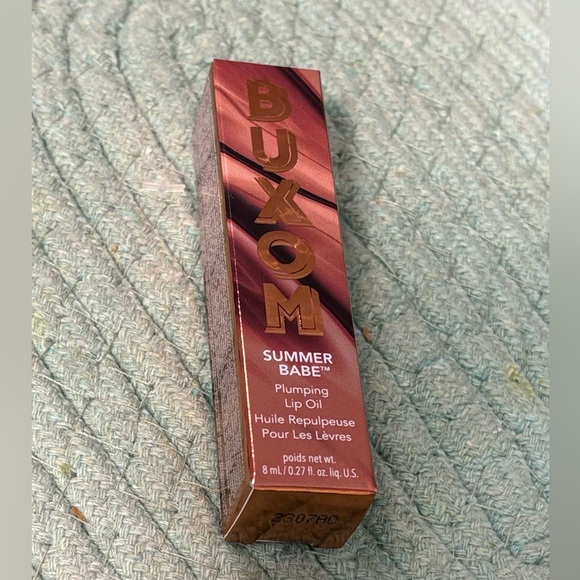 Plumping lip oil - Picture 1 of 5
